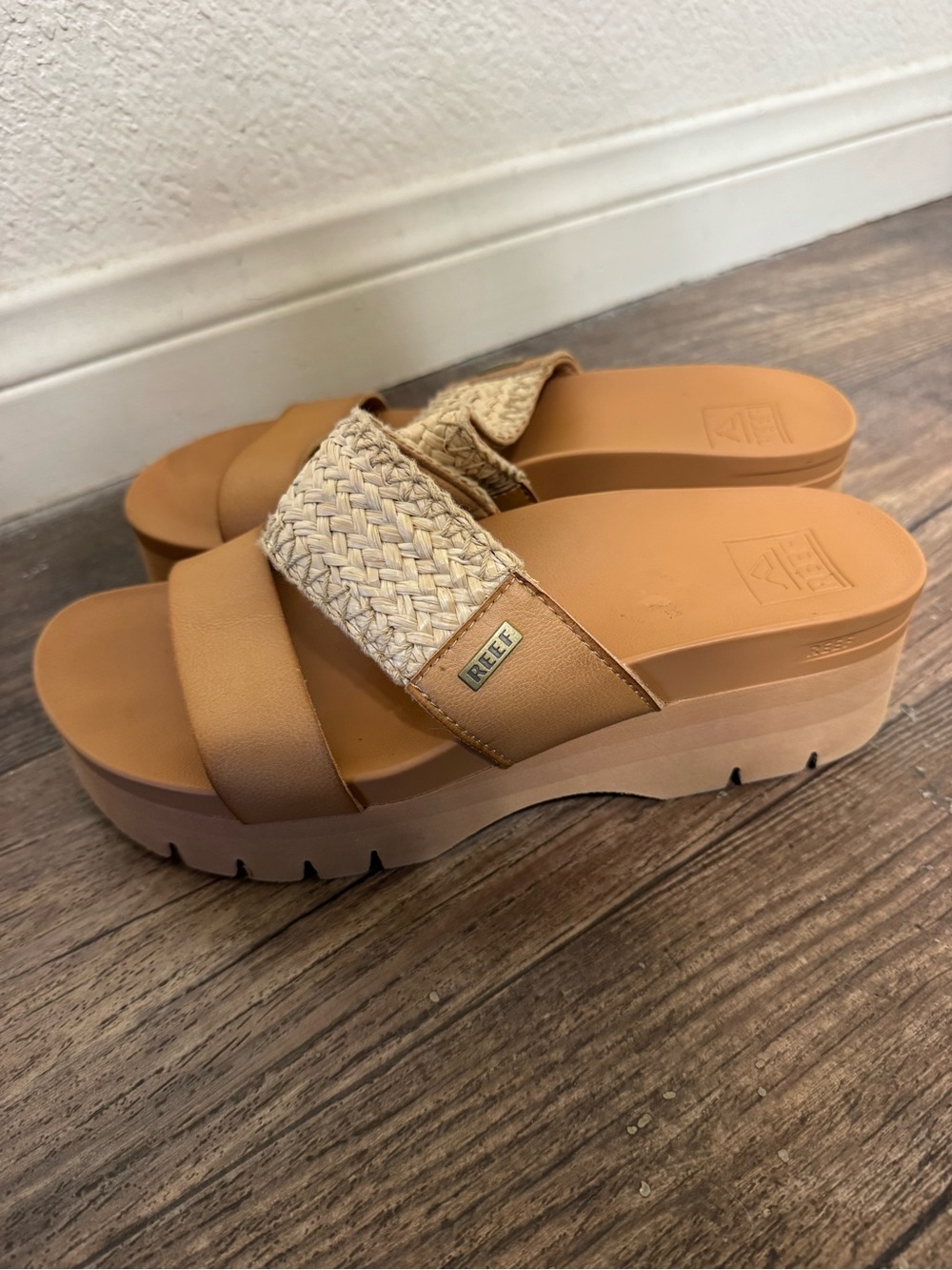 Reef Cushion Vista Higher Platform Sandal in Natural Raffia. Sz 8. Worn once. - Picture 11 of 12
